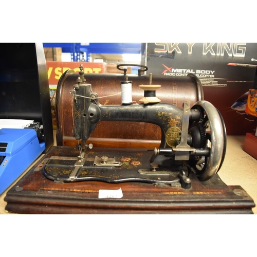 1282 - Vintage Sewing Machine