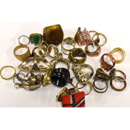 3334 - Bag of Assorted Dress Rings.