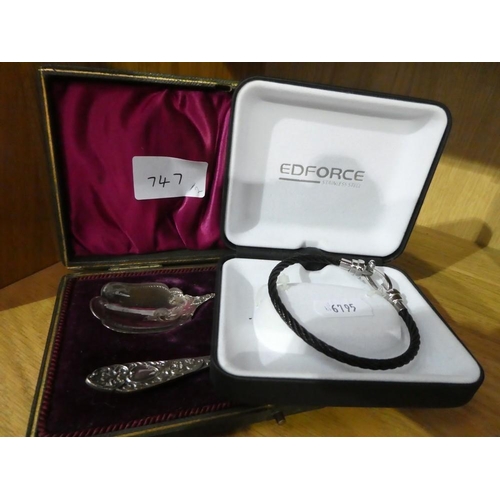 747 - Box Set Of Serving Spoons & Boxed Edforce Bangle