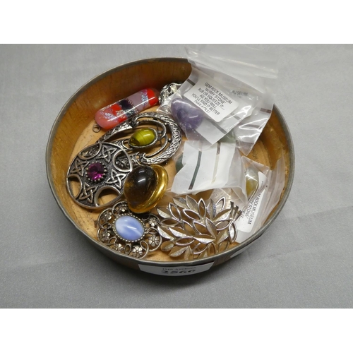 2566 - Lot of Vintage Brooches and Worry Gem Stones