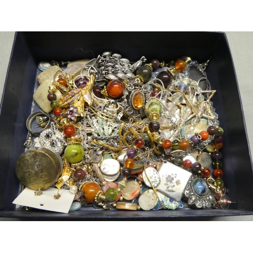 2571 - Lot of Costume Jewellery, Brooches, Pendants etc