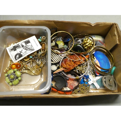 2581 - Box of Jewellery including lot of Signed Pieces