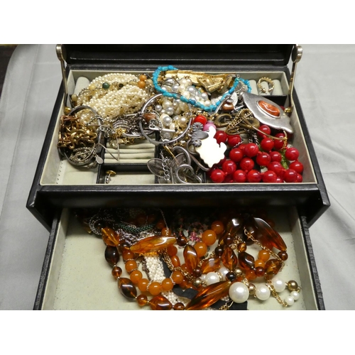 2582 - Jewellery Case with lot of Jewellery