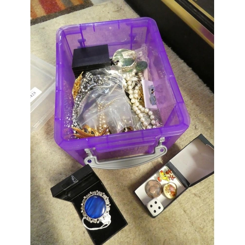 2425 - Box of Assorted Costume Jewellery.