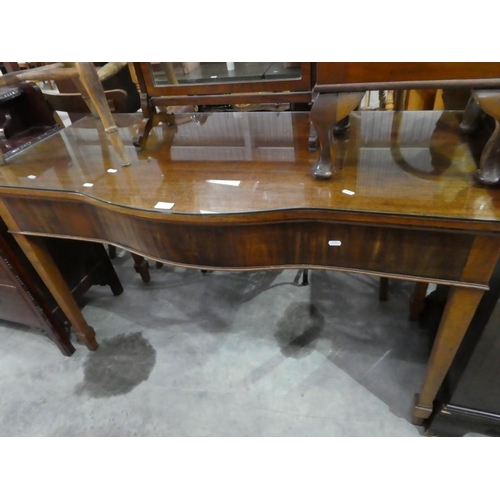 3155 - Edwardian Mahogany Side Table
Length: 135
Height: 81
Depth: 45
Dimensions in CM and are approximates... 