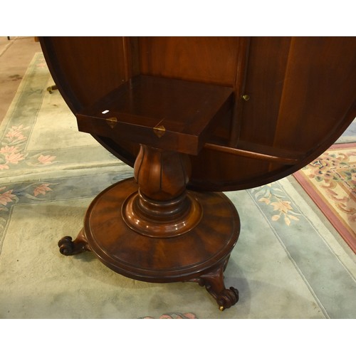 3100 - Victorian Figured Mahogany Circular Dining Table approx Diameter 137cm.
Height: 72cm
Depth: 137cm