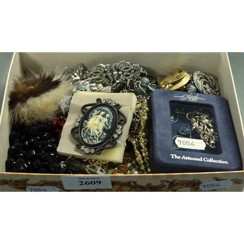 2609 - Box - Assorted Costume Jewellery.