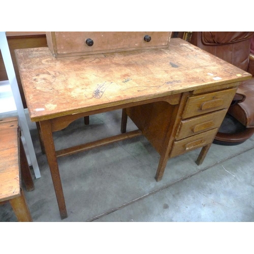 3222 - Oak Single Pedestal Desk (A & F Drake & Ltd)