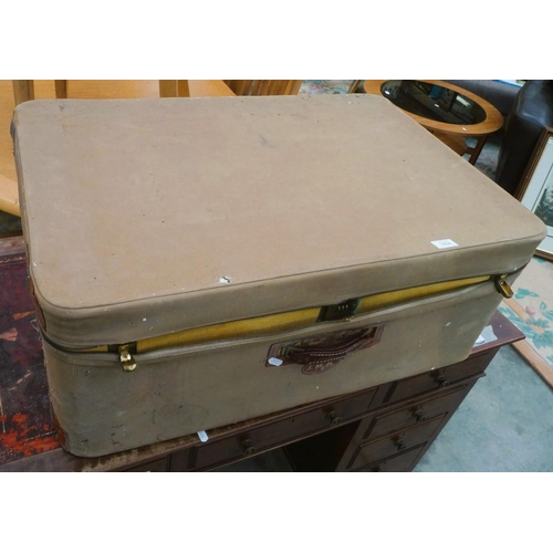 3324 - Vintage Suitcase