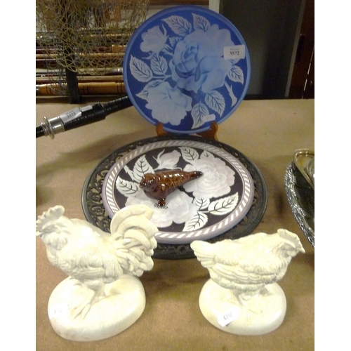 3572 - Decorative Metal Bowl, Glass Floral Plates & 2 Hen Ornaments