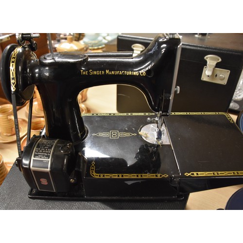 1428 - Rare Vintage Singer Sewing Machine Model 221K (Kilbowie, Scotland)