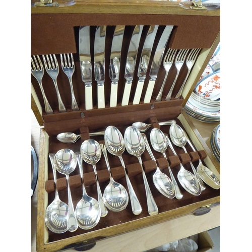 2117 - Oak Canteen of Silverplated Cutlery.