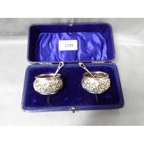 2159 - Cased Pair of Birmingham Silver Salts & Spoons 1.2oz troy.