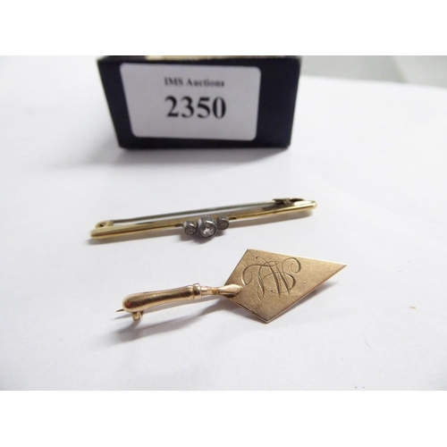 2350 - 9ct Gold Trowel Brooch & Traditional Gem Mounted Bar Brooch 4.7g