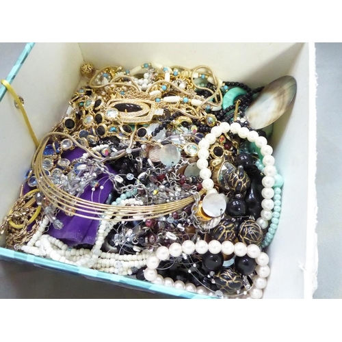 2420 - Box - Assorted Costume Jewellery.