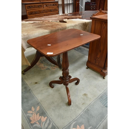 3052 - Victorian Mahogany Pedestal Wine Table