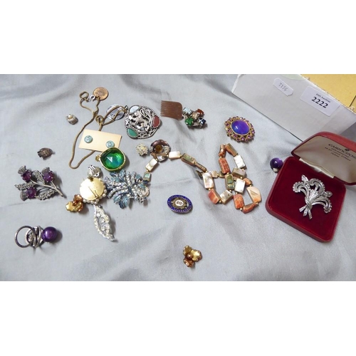 2222 - Small Box of Assorted Costume Jewellery.