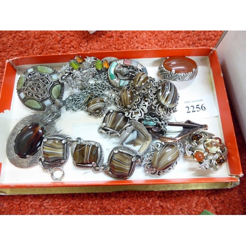 2256 - Quantity of Miracle Brooches & Bracelet.