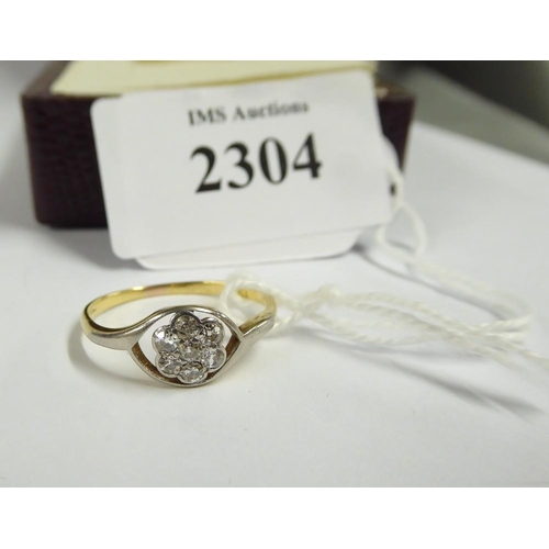 2304 - 18ct Gold Seven Diamond Daisy Ring, Size UK N, approx 2.3g