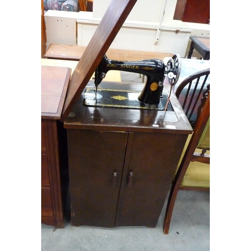 3176 - Vintage Singer Sewing Machine In Mahogany Cabinet