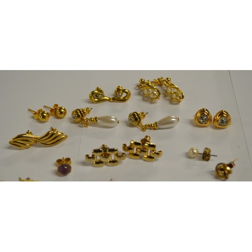 2349 - A Selection of Assorted Earrings.