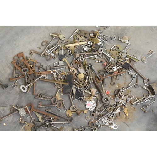 1008 - Tin of Assorted Vintage Lock Keys.