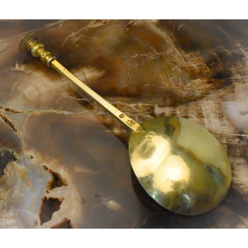 2133A - 17th Century English Silver Gilt Sealtop Spoon. Dated 1646. Approx 1.3ozt