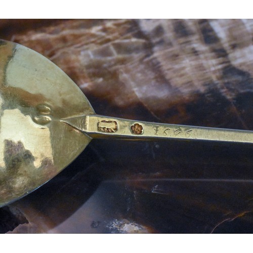 2133A - 17th Century English Silver Gilt Sealtop Spoon. Dated 1646. Approx 1.3ozt