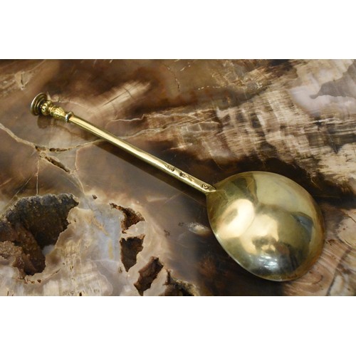 2133B - 17th Century English Silver Gilt Sealtop Spoon. Dated 1635. Approx. 1.5ozt