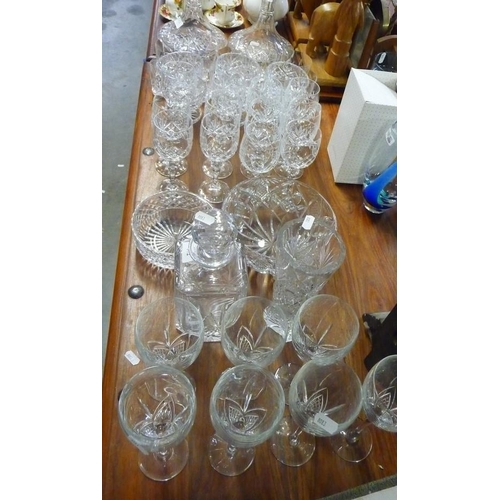 572 - Assorted Crystal & Cut Glass, Decanter's, Fruit Bowls & Glasses