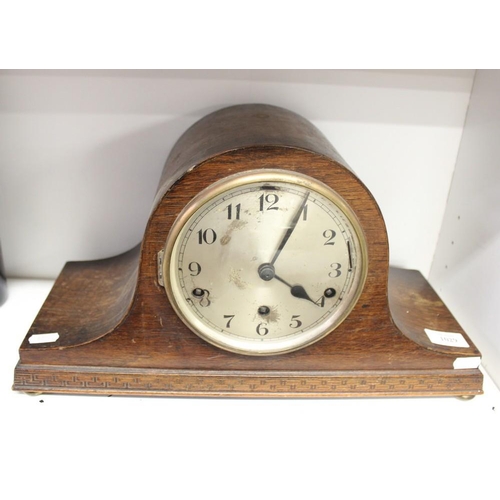 1029 - Vintage Oak Cased Mantel Clock.