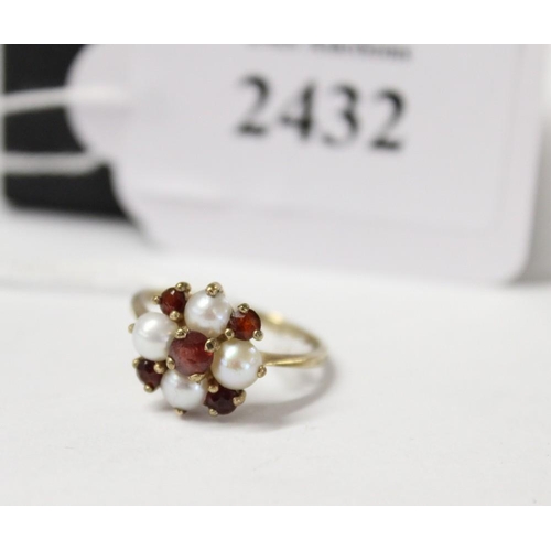 2432 - 9ct Gold Ring with Seed Pearls & Garnets - 2.0g - size UK L.