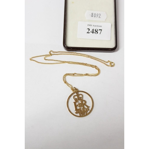 2487 - 9ct Gold Royal Commemorative Pendant & Chain, Silver Jubilee of Queen Elizabeth II - total weight ap... 