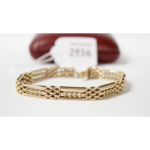 2516 - 15ct Gold Fancy Link Bracelet, approx 14.4g.