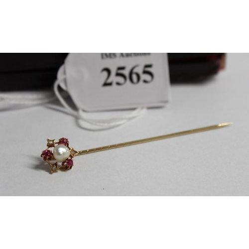 2565 - Cased 9ct Gold Tie Pin inset with Natural Pearl & Red Jewels.