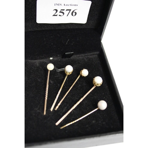 2576 - Five Gold Tie Pins all Mounted with Single Fresh Water Pearls, approx total weight 5.3g.