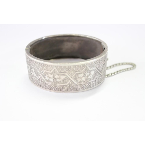 2599 - White Metal Bangle