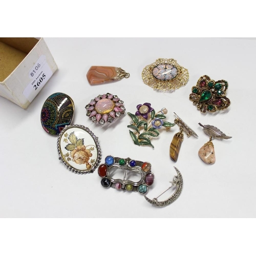 2605 - Small Box of Costume Brooches, Pendants etc