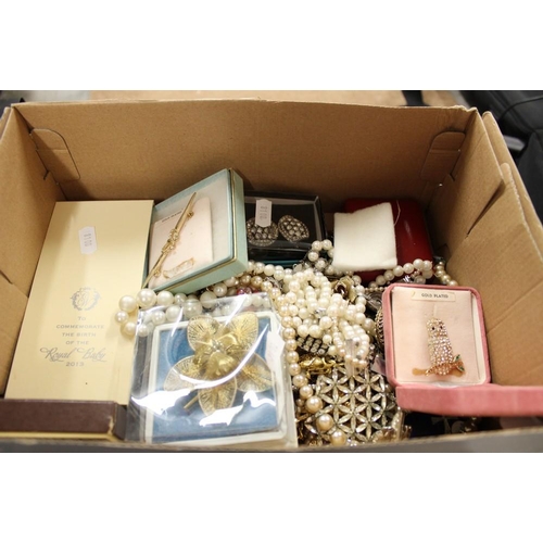 2675 - Box of Assorted Costume Jewellery