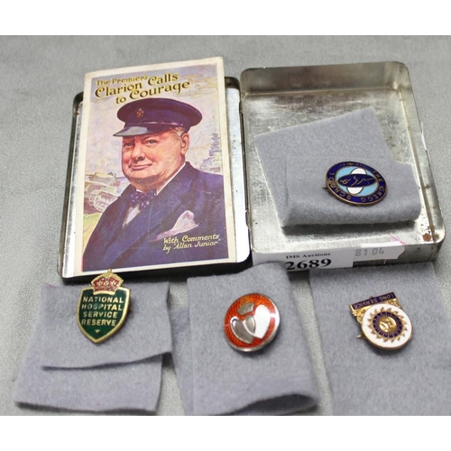 2689 - Small Tin of Vintage Badges (1 Silver) & a Booklet of Churchill Quotes