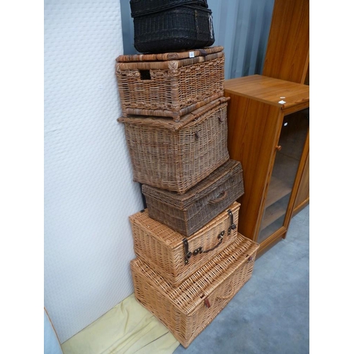 3015 - 6 Wicker Hampers and Baskets