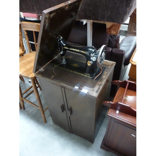 3035 - Singer Sewing Machine in Wooden Cabinet