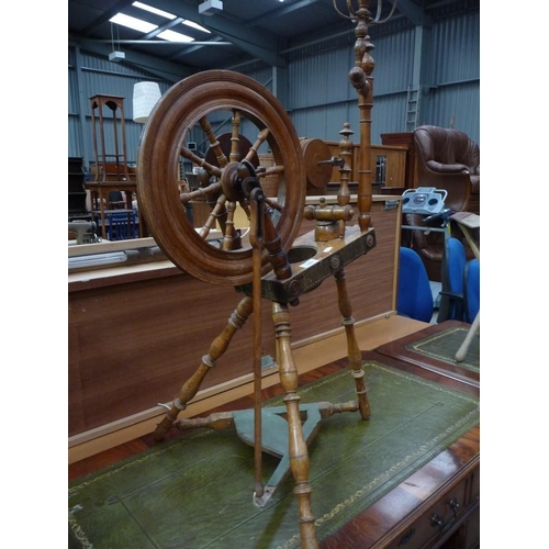 3403 - Antique Spinning Wheel