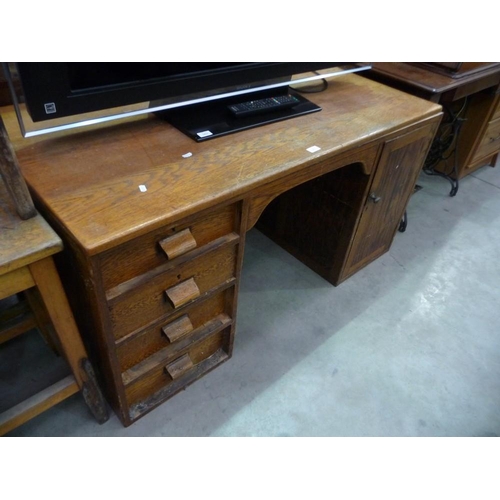 3422 - Vintage Oak Knee Hole Desk