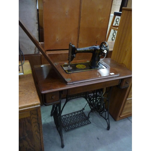 3423 - Singer Tredle Sewing Machine