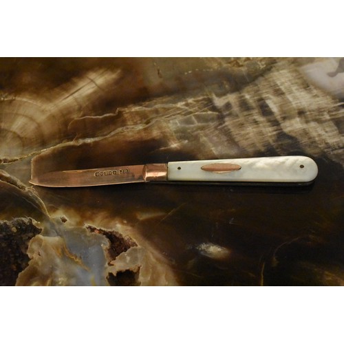 2561 - Rare 9ct Rose Gold & Mother of Pearl Pocket Fruit Knife, total weight 16.3g.