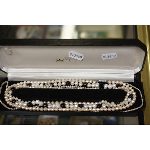 2647 - Five Strands of Pearls (Boxed)