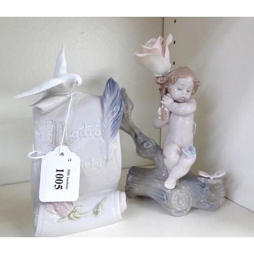 1005 - Lladro Porcelain Figurine - Putti & Scrolling Plaque.