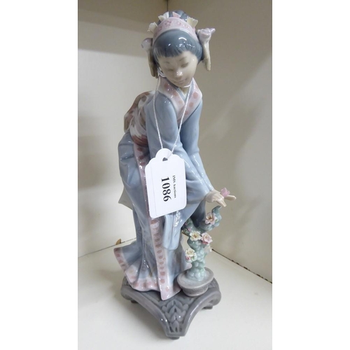 1086 - Lladro Porcelain Figurine - Japanese Female Figure, approx 25cm tall.