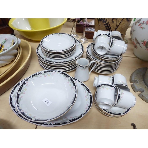 2119 - Crown Ming Porcelain Dinner Service.